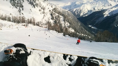 人黑滑雪板面临山
